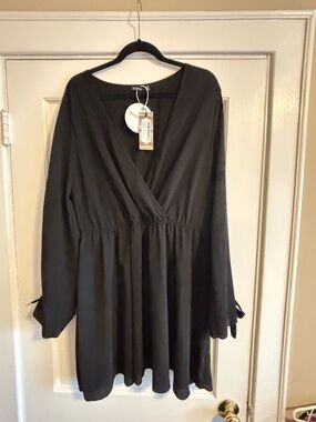 Boohoo Black Long-Sleeve V-Neck Tie-Slee Dress